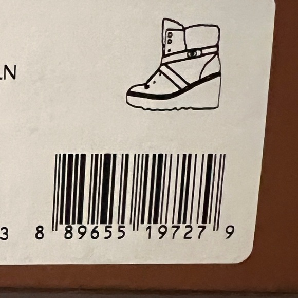Brand New Coach Sherpa Boots in a size 11 for sale. - Picture 4 of 4
